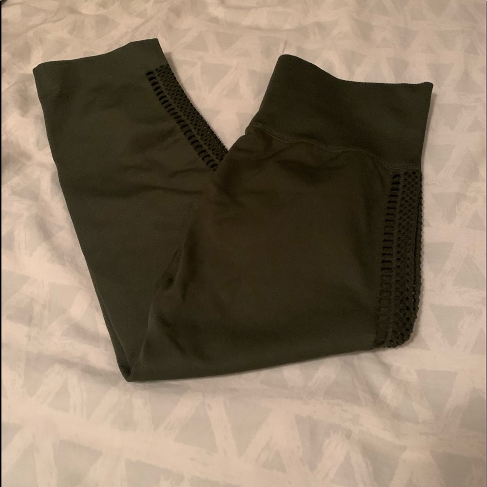 NWOT F21 hunter green gym capris.
